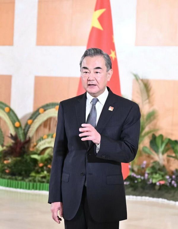 王毅就“南海仲裁案”阐明中方立场