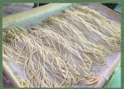 机器面穿上“手擀”马甲，克明食品致歉难掩主业萎缩之痛