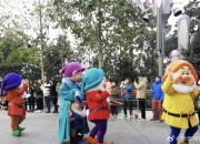 暴热！上海迪士尼，一日票719元，还要排队1小时！