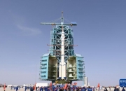 神舟十九号计划近日择机实施发射 船箭组合体转运至发射区