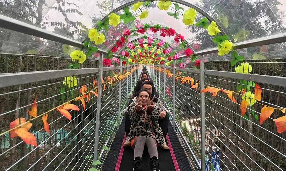 广西一5A级景区“魔毯”项目故障致1人身亡60人受伤 “飞天魔毯”成景区新宠，安全性到底如何？