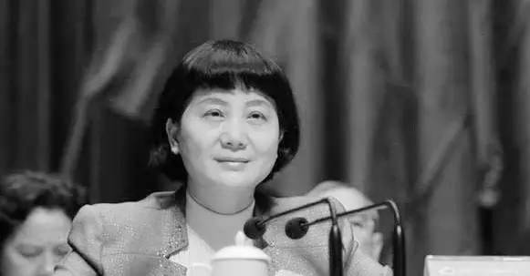 1家3人坐牢！落马女厅官哭泣忏悔：问苍天，有几个家庭如此悲惨、极端，我拿这种只对审判有用的钱来干什么？