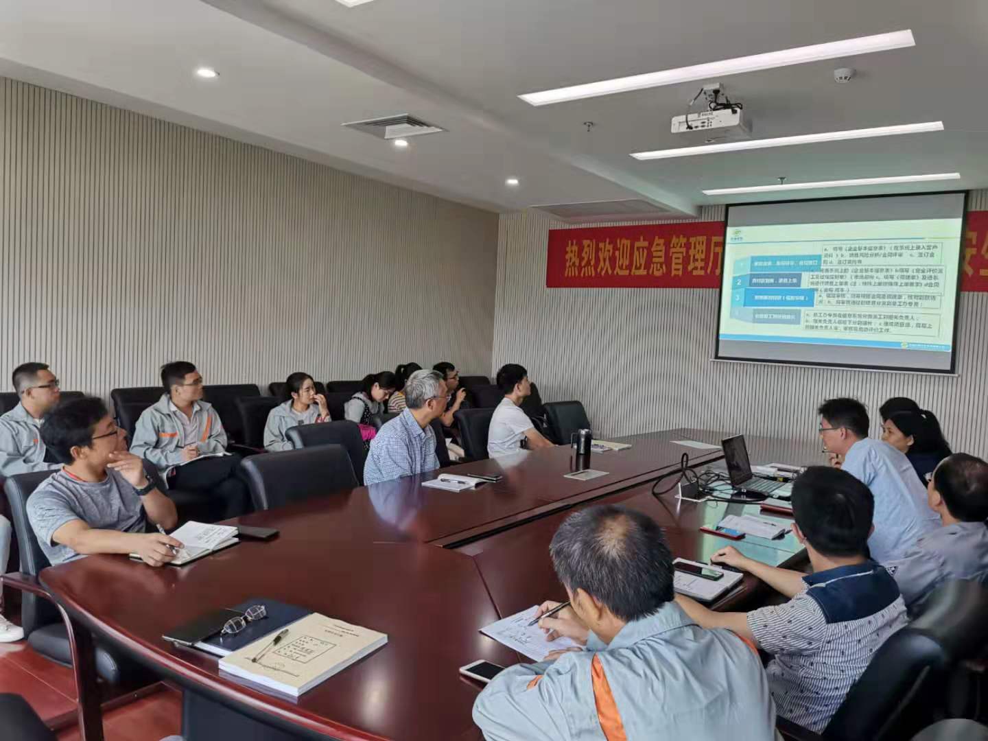 皇氏集团：公司高度重视食品安全，建立有规范健全的质量管理体系，严格执行规范的采购管理制度