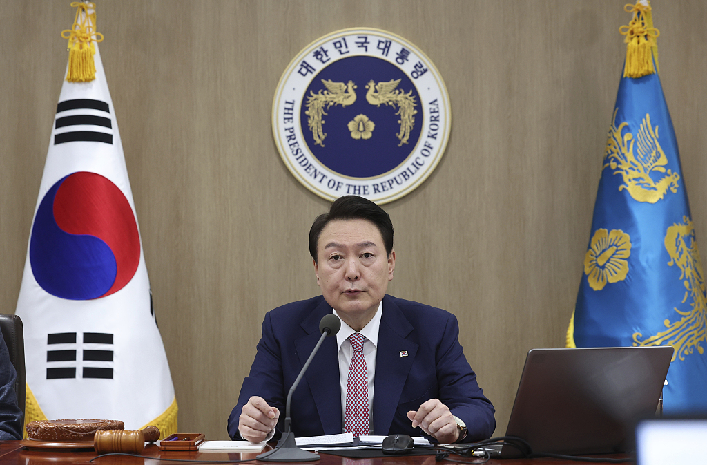 44年来首次戒严，韩国惊魂6小时！首尔不眠，民众愤怒，尹锡悦将面临什么？