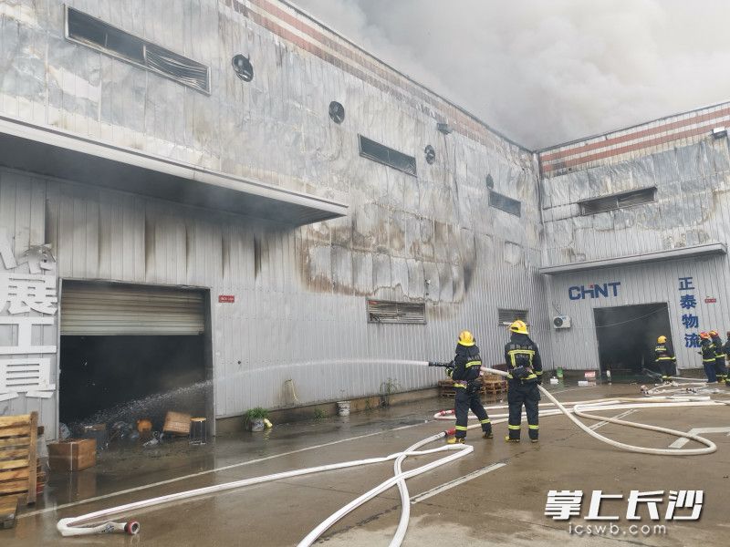 上海凤凰子公司发生火灾 未造成人员伤亡