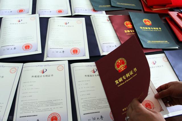 海亮股份获得发明专利授权：“一种V型盘拉伸用错位导向机构”