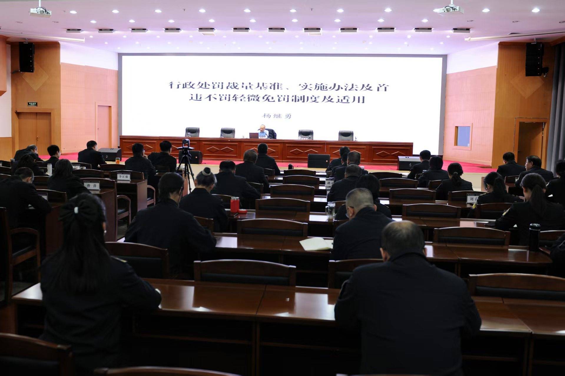 司法部立法二局局长姜杉：开展涉企执法活动要避免或尽量减少对企业正常生产经营活动的影响