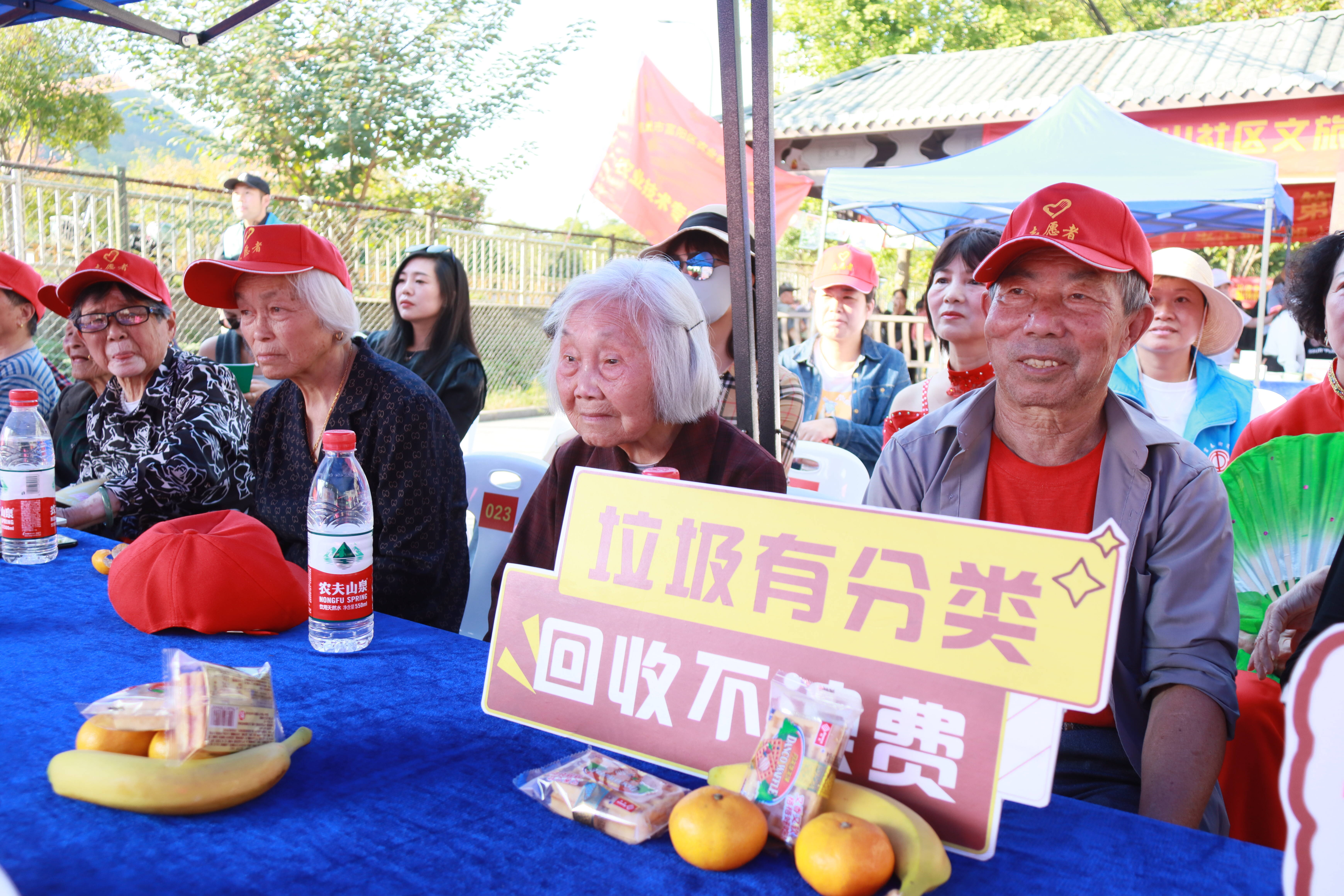 鹿山新材高级管理人员郑妙华减持3.11万股，减持金额82.97万元