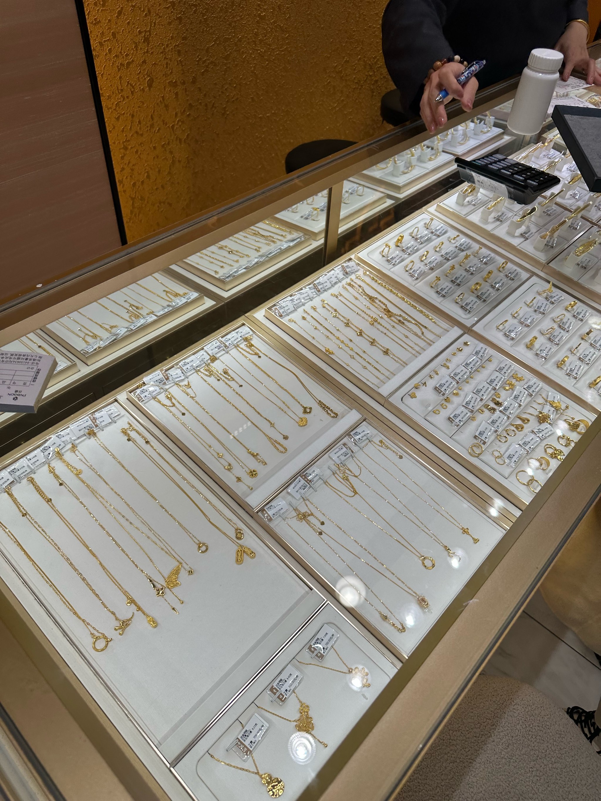 老凤祥(600612.SH)：下属控股子公司老凤祥有限拟设立全资子公司老凤祥香港公司