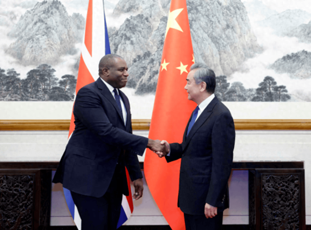 王毅会见英国外交大臣拉米