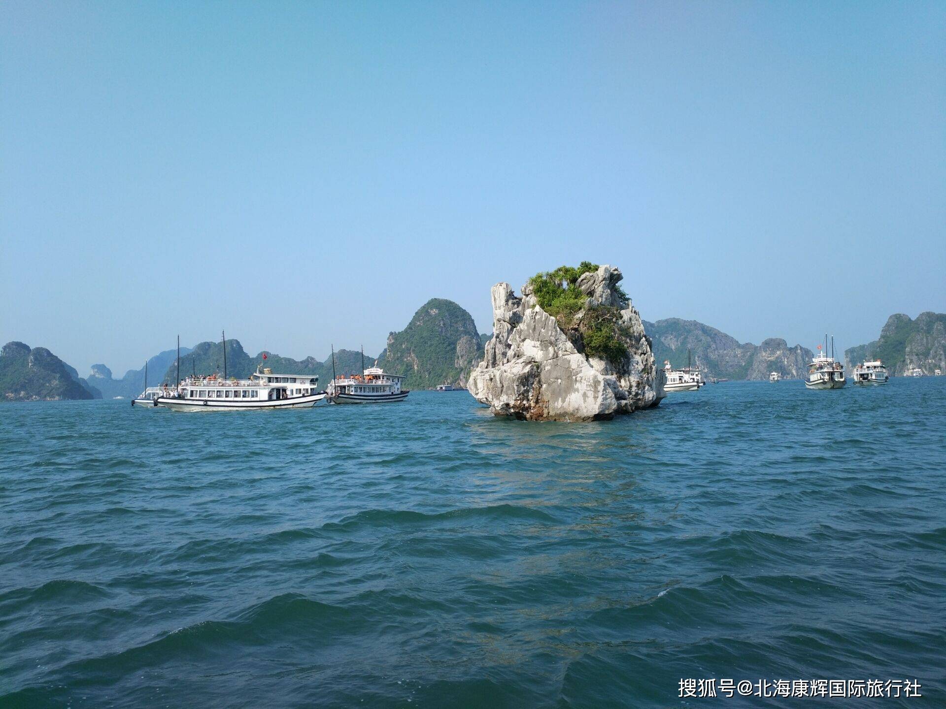 已致34人死亡（包括8名儿童）！越南下龙湾一艘载有53人的游船发生倾覆，越总理签发紧急通知