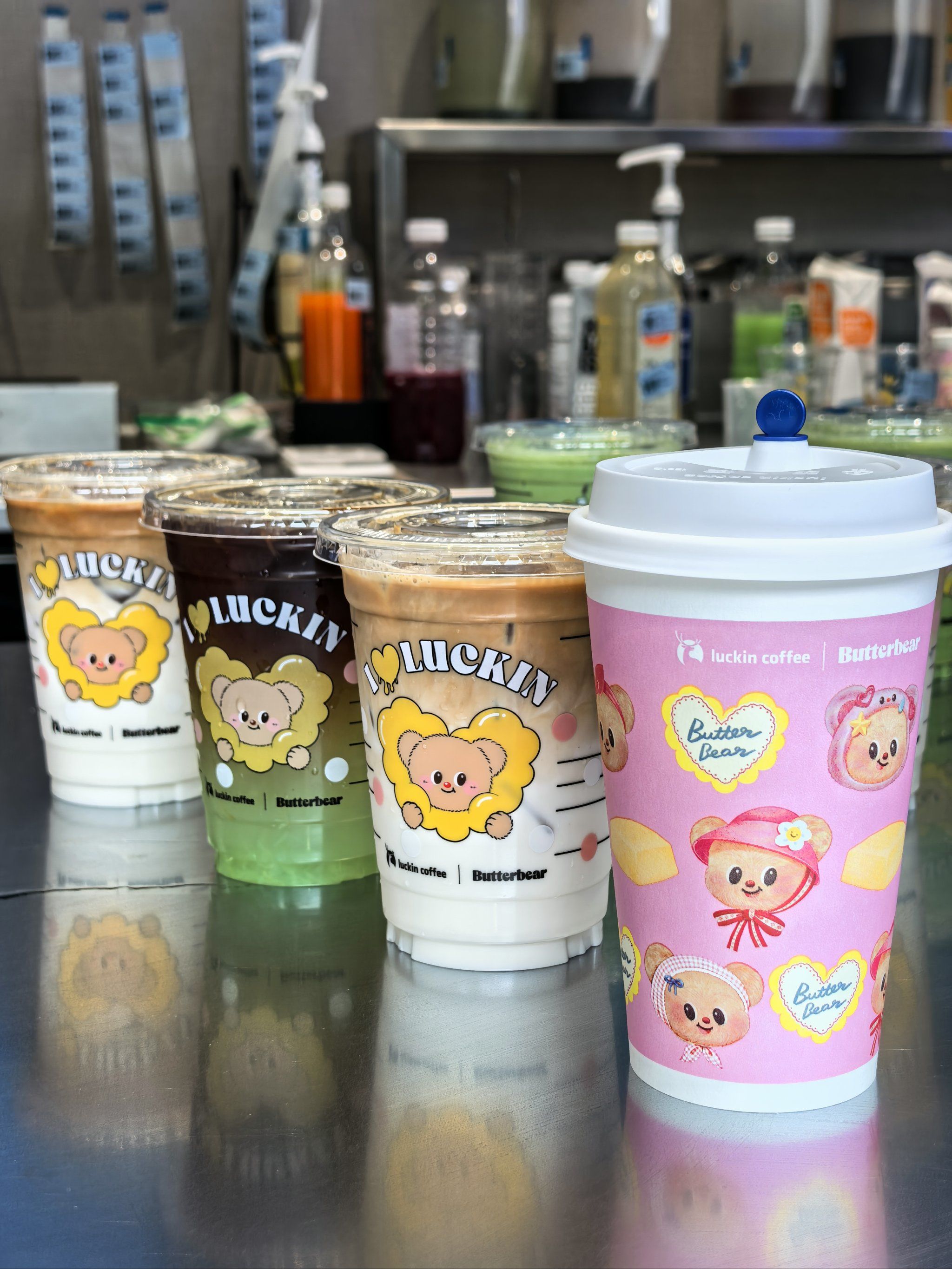 爱玛科技联名黄油小熊发布新品电动两轮车