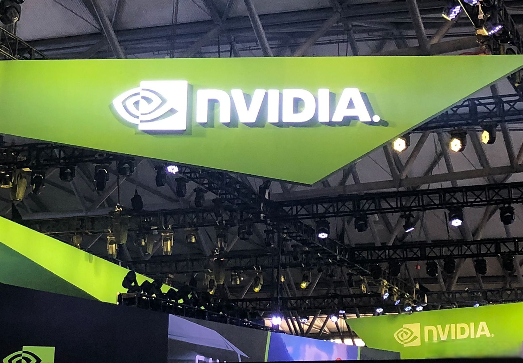 菲利华董秘郑巍减持9800股，减持金额69.67万元