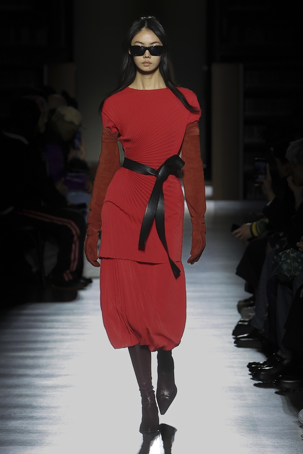 前三季度全国铁路发送旅客35.4亿人次；Gucci母公司拟以40亿欧元出售美容业务 | 消费早参