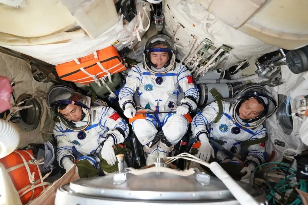 归来东风霞为冠 神舟披得锦衣还——写在神舟二十一号航天员乘组凯旋之际